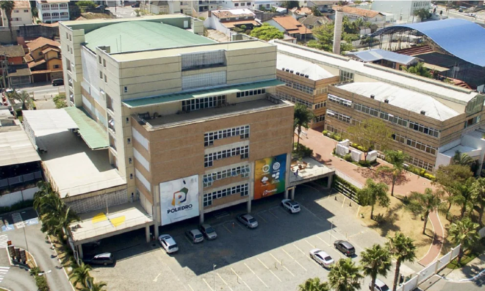 Fachada da escola Poliedro Educação vista de cima