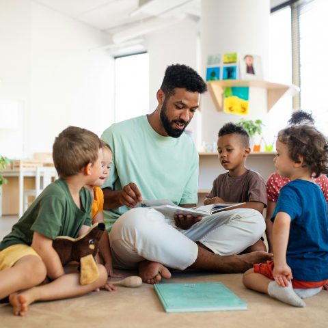Se você já se pegou pensando sobre como alfabetizar, não está sozinho! Qual a melhor forma? Que estratégia funciona melhor? E o tempo? O que significa realmente estar alfabetizado? Dentre tantas dúvidas e incertezas, vale a pena trazer à memória alguns conceitos e entendimentos que podem ajudar a desvendar tantos mistérios sobre esse tema. Vamos juntos? O que diz a teoria? De acordo com a Base Nacional Comum Curricular (BNCC), a alfabetização vai além de simplesmente “como ensinar”. O foco está mais no “o que ensinar”. Desta forma, a BNCC traz uma orientação sobre o conceito de alfabetização que não está totalmente ligado às metodologias de ensino. Contudo, deixa claro a necessidade de privilegiar as práticas sociais de leitura e escrita (ler e escrever para quê? – precisa ser funcional), assim como a reflexão sobre o sistema de escrita alfabética (ler mesmo sem saber ler), ambos, considerando a construção da consciência fonológica, contribuições do construtivismo e as hipóteses de escrita e de leitura. Além disso, a BNCC também fala sobre multiletramento, que inclui trabalhar com textos que têm imagens e diferentes mídias. O Processo de Alfabetização Segundo a professora Magda Soares, dominar o alfabeto não é tudo; é preciso saber ler e escrever de forma que faça sentido. Por isso, o papel do educador é fundamental: ele deve criar um ambiente de aprendizagem intencional, que ajude as crianças a avançarem em suas hipóteses sobre escrita e leitura. Fique tranquilo que vamos trazer para você percorrer esse caminho com mais facilidade! Estratégias para os professores Para conseguir bons resultados, é preciso se organizar! Então, siga essas dicas que podem apoiar o seu trabalho pedagógico em sala de aula: 1. Faça uma sondagem! Descubra o que as crianças já sabem sobre o alfabeto. Use palavras que elas conhecem; Faça atividades individuais; Observe a leitura. 2. Planeje! Use os resultados da sondagem para planejar suas aulas. Saber o que as crianças já dominam é um excelente ponto de partida! 3. Seja criativo! Experimente diferentes materiais e atividades! Letras móveis, escrita coletiva, textos fatiados, listas, escrita de listas e bilhetes, textos que tenham rimas ou que as crianças conhecem de cor... As possibilidades são muitas para ajudar os pequenos a refletirem sobre a escrita. 4. Evidencie os resultados! Tenha um mapeamento das aprendizagens. Onde as crianças estão nas suas hipóteses de escrita? Organize esse documento e o utilize para destacar as aprendizagens, mas também use para planejar agrupamentos e intervenções mais assertivas. E as famílias? Como podem ajudar? Família e escolas devem estar conectadas nesta missão! Enquanto o professor trabalha para realizar um trabalho de excelência, as famílias podem e devem incentivar a leitura e a escrita em casa. Ler juntos, explorar os livros, contos, histórias em quadrinhos, de maneira coletiva, individual. Proporcionando um momento bem gostoso onde os pequenos são convidados a ler, mesmo sem ainda saber, inferindo significados pelas imagens, que aliás, é uma ótima forma de apoiar a alfabetização. A magia da alfabetização As crianças ficam fascinadas com o mundo das letras! Aprender a ler e escrever é abrir portas para a liberdade e o conhecimento. Embora não haja uma receita pronta para alfabetizar, entender como as crianças aprendem é o segredo para o sucesso. Conhecer os fundamentos e ter uma boa parceria com as famílias faz toda a diferença. O Polígono se compromete com o processo de alfabetização, oferecendo materiais cuidadosamente elaborados que atendem às necessidades dos estudantes. Esses recursos são acessíveis e cativantes, utilizando diferentes linguagens e mídias para tornar o aprendizado dinâmico, facilitando a aquisição de habilidades essenciais de leitura e escrita.
